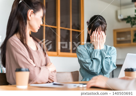 年輕女商人在會議期間哭泣 年輕女商人在會議期間哭泣 140503691