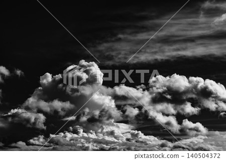 一張極具戲劇性的夏日天空黑白照片 一張極具戲劇性的夏日天空黑白照片 140504372