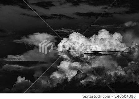 一張極具戲劇性的夏日天空黑白照片 一張極具戲劇性的夏日天空黑白照片 140504396