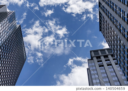藍天白雲，高聳入雲的辦公大樓，構成了美麗的城市景觀。 140504659