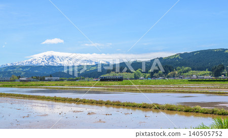 百合高原鐵道位於鳥海山腳下,穿過秋田縣清新宜人的春季鄉村景色。 百合高原鐵道位於鳥海山腳下,穿過秋田縣清新宜人的春季鄉村景色。 140505752