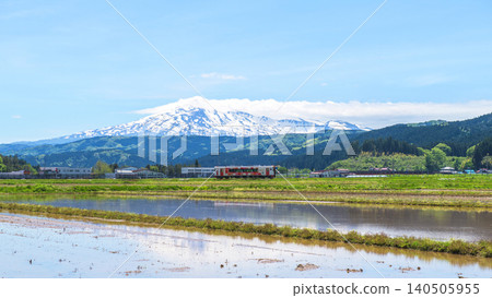 百合高原鐵道位於鳥海山腳下，穿過秋田縣清新宜人的春季鄉村景色。 140505955