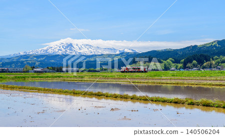 百合高原鐵道位於鳥海山腳下,穿過秋田縣清新宜人的春季鄉村景色。 百合高原鐵道位於鳥海山腳下,穿過秋田縣清新宜人的春季鄉村景色。 140506204