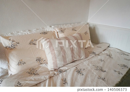 Elegant Floral Bedding Ensemble with Soft Accent Pillows for Relaxing Bedroom Retreat 140506373