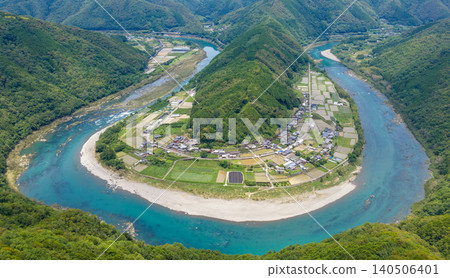 四萬十川碧藍的河流和蜿蜒的河道環繞著這個村莊。 四萬十川碧藍的河流和蜿蜒的河道環繞著這個村莊。 140506401