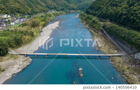 從空中俯瞰長徵潛水橋橫跨四萬十川。 140506410
