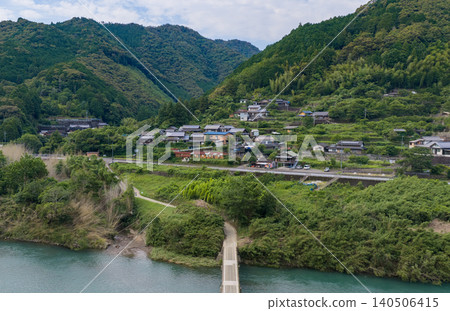 A mountain village settlement spread along the Shimanto River near the Iwama Submersible Bridge. A mountain village settlement spread along the Shimanto River near the Iwama Submersible Bridge. 140506415