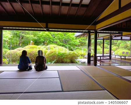 初夏時節的常山園:紫泉閣一片翠綠。 初夏時節的常山園:紫泉閣一片翠綠。 140506607