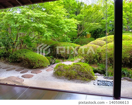 初夏時節的常山園:紫泉閣一片翠綠。 初夏時節的常山園:紫泉閣一片翠綠。 140506613
