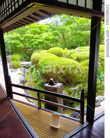 初夏時節的常山園:紫泉閣一片翠綠。 初夏時節的常山園:紫泉閣一片翠綠。 140506623