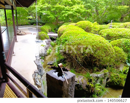 Early summer at Jōzan-en: A world of green at Shisenkaku. Early summer at Jōzan-en: A world of green at Shisenkaku. 140506627