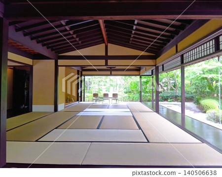 初夏時節的常山園:紫泉閣一片翠綠。 初夏時節的常山園:紫泉閣一片翠綠。 140506638