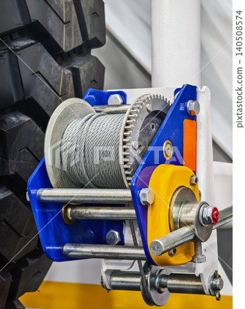 Close view of a winch system with wire rope and gear mechanism on a car Close view of a winch system with wire rope and gear mechanism on a car 140508574