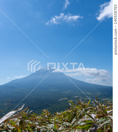 Mount Ryugatake: A mountain you can climb while gazing at Mount Fuji. Mount Ryugatake: A mountain you can climb while gazing at Mount Fuji. 140508765