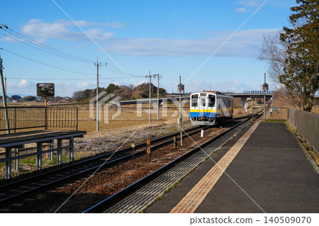 A single-car train running on the Kanto Railway Joso Line and a scene from a local station platform. A single-car train running on the Kanto Railway Joso Line and a scene from a local station platform. 140509070