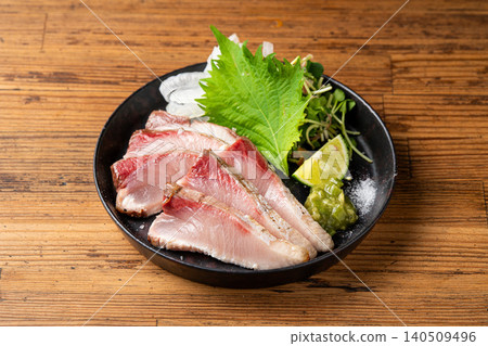 鹽烤肥美的黃尾魚，香氣撲鼻，烤得恰到好處。 140509496