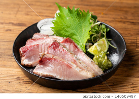 鹽烤肥美的黃尾魚,香氣撲鼻,烤得恰到好處。 鹽烤肥美的黃尾魚,香氣撲鼻,烤得恰到好處。 140509497