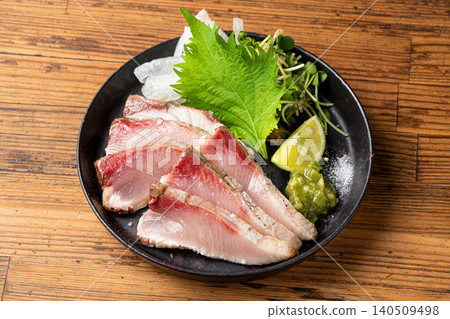 鹽烤肥美的黃尾魚,香氣撲鼻,烤得恰到好處。 鹽烤肥美的黃尾魚,香氣撲鼻,烤得恰到好處。 140509498