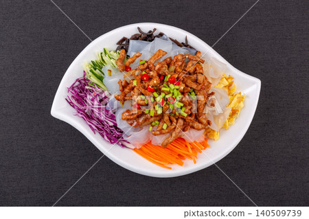 Chinese sheet jelly salad with shredded pork sauce and colorful vegetables, da la pi 140509739
