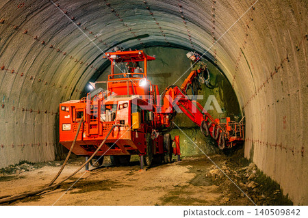 社會研究旅遊隧道施工現場巨大的鑽孔機 社會研究旅遊隧道施工現場巨大的鑽孔機 140509842