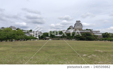 姬路城在藍天映襯下巍峨聳立,構成一幅壯麗的全景圖。 姬路城在藍天映襯下巍峨聳立,構成一幅壯麗的全景圖。 140509862