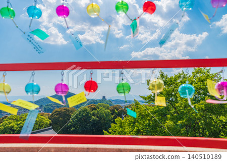 Inuyama Naritasan Temple, Inuyama Castle viewed through wind chimes (Inuyama City, Aichi Prefecture) Inuyama Naritasan Temple, Inuyama Castle viewed through wind chimes (Inuyama City, Aichi Prefecture) 140510189