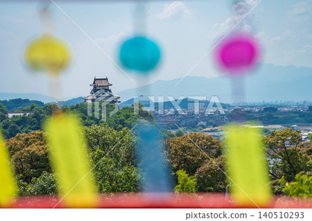Inuyama Naritasan Temple, Inuyama Castle viewed through wind chimes (Inuyama City, Aichi Prefecture) Inuyama Naritasan Temple, Inuyama Castle viewed through wind chimes (Inuyama City, Aichi Prefecture) 140510293