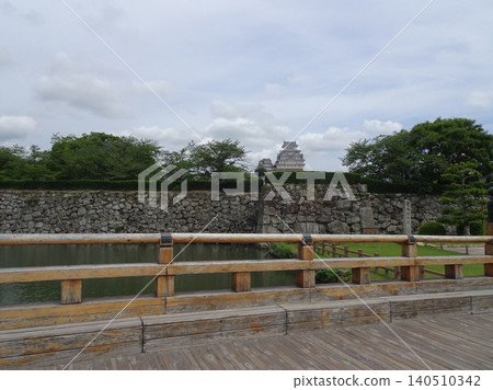 隔著護城河欣賞姬路城的美景 隔著護城河欣賞姬路城的美景 140510342