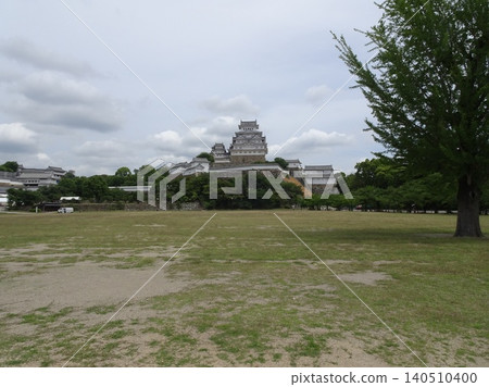 透過寬闊的草坪,可以遠眺姬路城的全景。 透過寬闊的草坪,可以遠眺姬路城的全景。 140510400