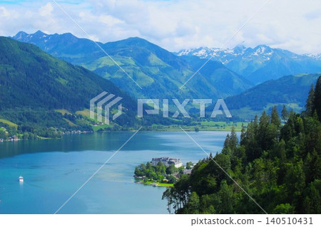 澤爾湖畔，位於奧地利阿爾卑斯山脈，是一個美麗的度假小鎮。 140510431