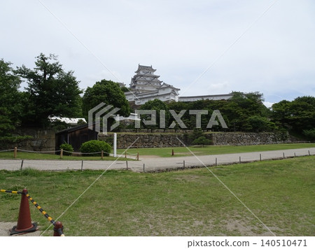 從廣場對面可以欣賞姬路城的壯麗全景。 從廣場對面可以欣賞姬路城的壯麗全景。 140510471