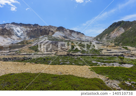 北海道函館市惠山的噴射孔區和壯觀的火山景觀。 北海道函館市惠山的噴射孔區和壯觀的火山景觀。 140510738