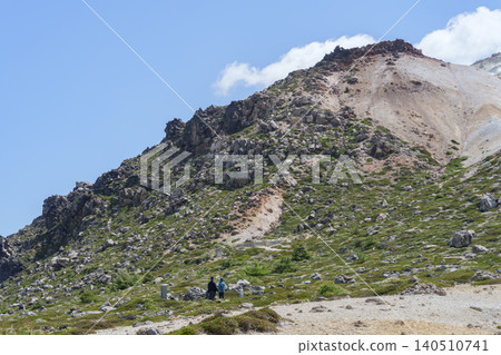 北海道函館市惠山的噴射孔區和壯觀的火山景觀。 北海道函館市惠山的噴射孔區和壯觀的火山景觀。 140510741