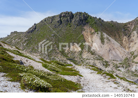 北海道函館市惠山的噴射孔區和壯觀的火山景觀。 北海道函館市惠山的噴射孔區和壯觀的火山景觀。 140510743