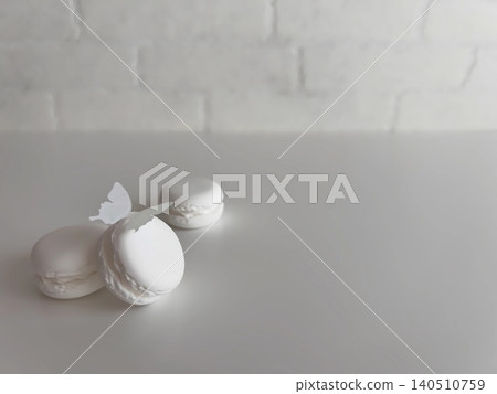 奢華的模擬甜點:白色馬卡龍和蝴蝶 奢華的模擬甜點:白色馬卡龍和蝴蝶 140510759