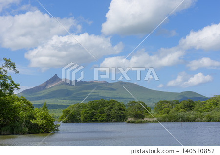 從大沼準國立公園眺望北海道駒岳和大沼湖 從大沼準國立公園眺望北海道駒岳和大沼湖 140510852