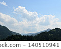 鬱鬱蔥蔥的山脈，藍天白雲。 140510941