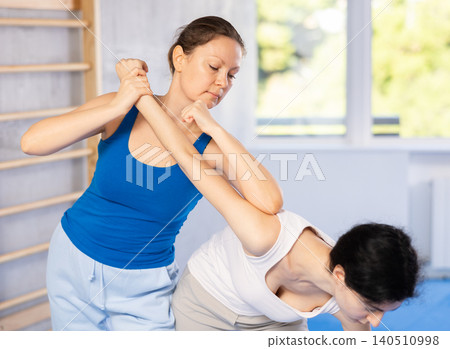 women perform elbow blow 140510998