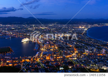 從函館山上看到的函館夜景是北海道三大最壯觀的夜景之一。 140511056
