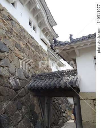 姬路城的石牆、白色灰泥城堡建築和傳統屋頂瓦片,共同構成了美麗的世界遺產景觀。 姬路城的石牆、白色灰泥城堡建築和傳統屋頂瓦片,共同構成了美麗的世界遺產景觀。 140511077