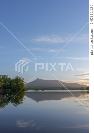 從北海道大沼公園看到的北海道駒岳日出及其在湖面上的倒影。 從北海道大沼公園看到的北海道駒岳日出及其在湖面上的倒影。 140511123