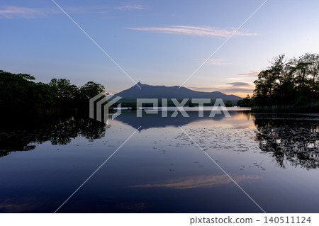 從北海道大沼公園看到的北海道駒岳日出及其在湖面上的倒影。 從北海道大沼公園看到的北海道駒岳日出及其在湖面上的倒影。 140511124