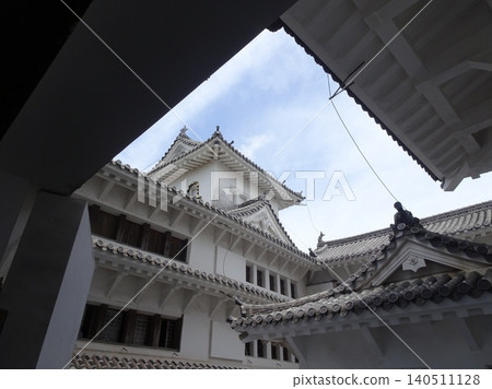 姬路城的白色灰泥牆、瓦片屋頂和精美的屋簷細節展現了城堡建築的特色。 姬路城的白色灰泥牆、瓦片屋頂和精美的屋簷細節展現了城堡建築的特色。 140511128