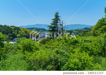 2026 年 5 月 18 日,從野口飛鳥村天武天皇和持東皇后陵墓的入口處眺望建首塚古峠(古代墓葬)、金剛山和桂木大和山。 2026 年 5 月 18 日,從野口飛鳥村天武天皇和持東皇后陵墓的入口處眺望建首塚古峠(古代墓葬)、金剛山和桂木大和山。 140511157