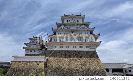 姬路城雄偉的天守閣和白色灰泥城堡建築-世界遺產地的美麗景觀。 姬路城雄偉的天守閣和白色灰泥城堡建築-世界遺產地的美麗景觀。 140511271