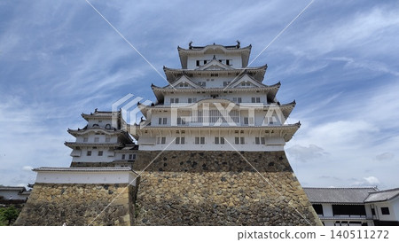 姬路城雄偉的天守閣和白色灰泥城堡建築-世界遺產地的美麗景觀。 姬路城雄偉的天守閣和白色灰泥城堡建築-世界遺產地的美麗景觀。 140511272