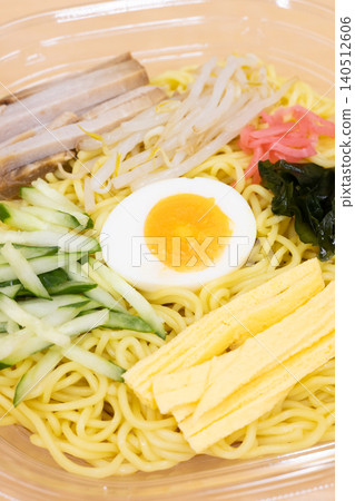 Delicious convenience store food: chilled Chinese noodles Delicious convenience store food: chilled Chinese noodles 140512606