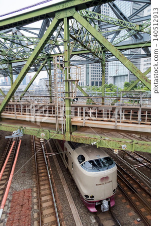 [Tokaido Main Line] Sunrise Seto/Izumo train passing under the Yatsuyama Bridge in the early morning. 140512913