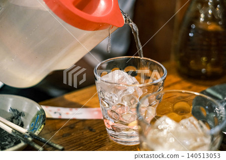 【#飲品】將水倒入玻璃杯 【#飲品】將水倒入玻璃杯 140513053