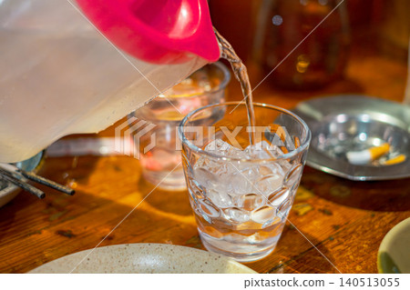 【#飲品】將水倒入玻璃杯 【#飲品】將水倒入玻璃杯 140513055
